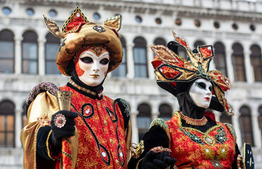The masked couple in San Marco in Venice for the days of Mardi gras  and the Carnival - obrazy, fototapety, plakaty