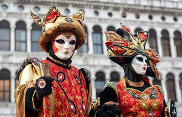 Foto op Plexiglas The masked couple in San Marco in Venice for the days of Mardi gras  and the Carnival © corradobarattaphotos