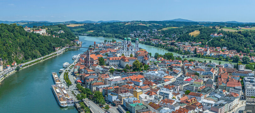 Die Dreifl&uuml;ssestadt Passau von oben, Blick zur historischen Altstadt auf der Halbinsel