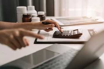 Crédence de cuisine en verre imprimé Pharmacie Doctor use a service fee calculator to save money on health insurance, drug cost concept.