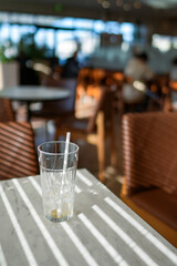 飲み干したアイスコーヒーのグラス