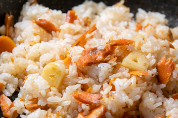 鮭のガーリック炒飯、調理シーン。
