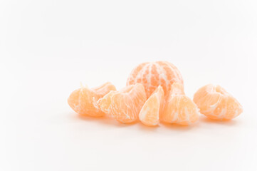 immagine con primo piano di frutti di mandarino, clementina su superficie bianca