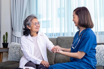 Obraz premium Senior woman get medical service visit from caregiver nurse at home while showing gratitude on appointment for health care and pension welfare insurance