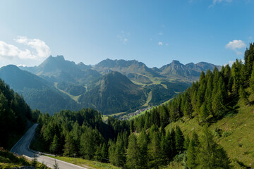 Blick auf Arabba im Alpengebiet der Dolomiten - obrazy, fototapety, plakaty