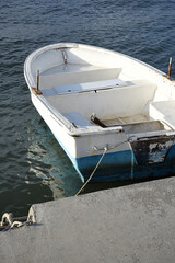 Fototapeta na wymiar verlassenes Ruderboot im Hafen