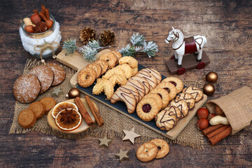 Tisch mit verschiedenen Weihnachtsplätzchen.