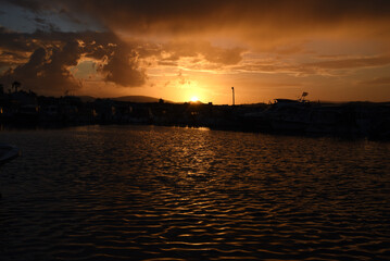 Sonnenuntergang im Hafen von Urla, Türkei, Abendrot