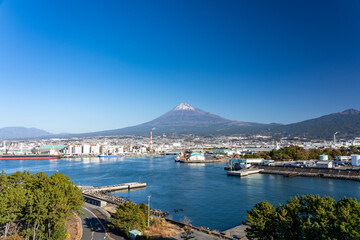 田子の浦みなと公園・富士山ドラゴンタワーから望む晩秋の富士山...