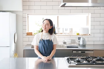 Poster キッチンで料理する笑顔の女性 © polkadot