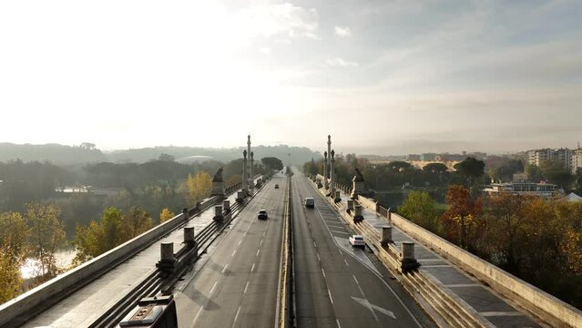 Italia, Roma Nord: il viadotto di Corso Francia sopra il fiume Tevere. 
Vista aerea del ponte che collega il quartiere Parioli con Fleming e Vigna Clara, in una mattina di autunno.