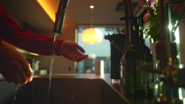 新居の洗面台で手洗いする男性（4K動画）