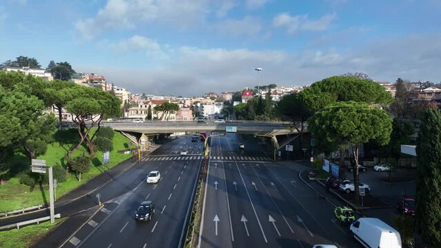 Italia, Roma Nord: il viadotto di Corso Francia sopra il fiume Tevere. 
Vista aerea del ponte che collega il quartiere Parioli con Fleming e Vigna Clara, in una mattina di autunno.