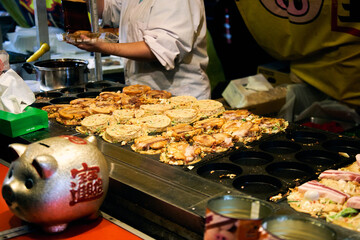 大阪焼きを焼く屋台の店主
