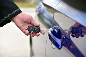 Unlock the car with a pop-up key - 690999689