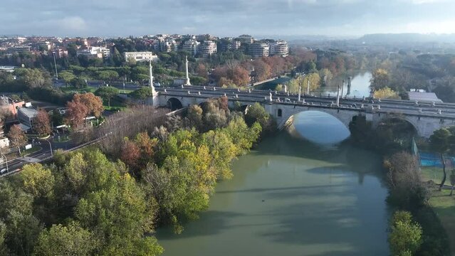 Italia, Roma Nord: il viadotto di Corso Francia sopra il fiume Tevere. 
Vista aerea del ponte che collega il quartiere Parioli con Fleming e Vigna Clara, in una mattina di autunno.