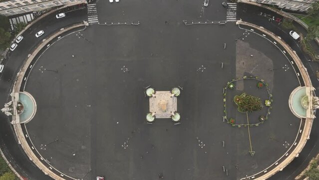 Vista perpendicolare di Piazza del Popolo a Roma, Italia.
Spettacolare vista aerea del Tridente e di Via del Corso, con le cupole delle chiese.
