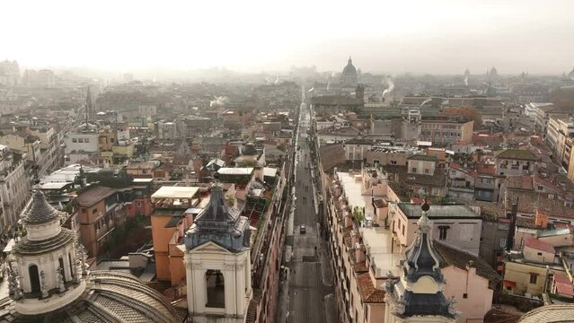 Le cupole di Piazza del Popolo coperte da una fitta nebbia. Roma, Italia
Spettacolare vista aerea del Tridente e di Via del Corso, alle prime luci dell'alba.
