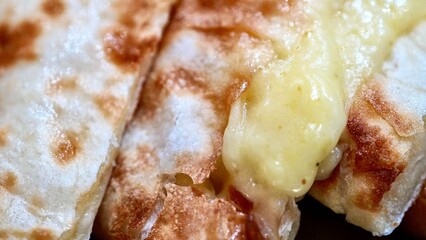 インドネパール料理のチーズナンのクローズアップ