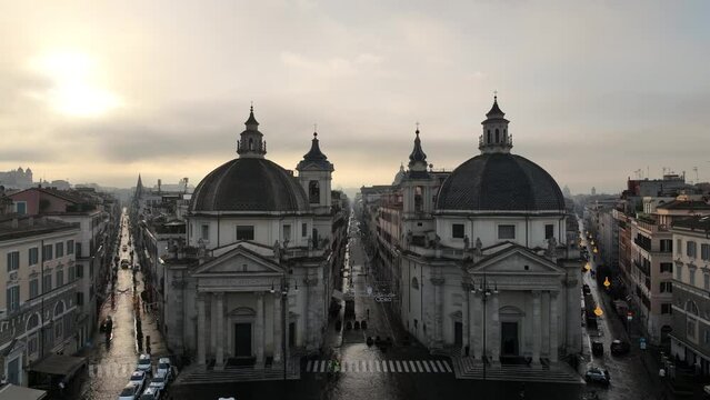 Le cupole di Piazza del Popolo coperte da una fitta nebbia. Roma, Italia
Spettacolare vista aerea del Tridente e di Via del Corso, alle prime luci dell'alba.
