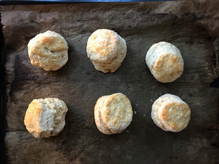 scone auf einem Backlech fertig zum essen