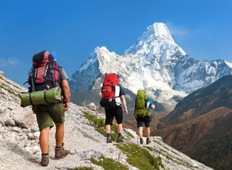 Crédence de cuisine en verre imprimé Ama Dablam Mount Ama Dablam, three hikers, way Mt Everest base camp