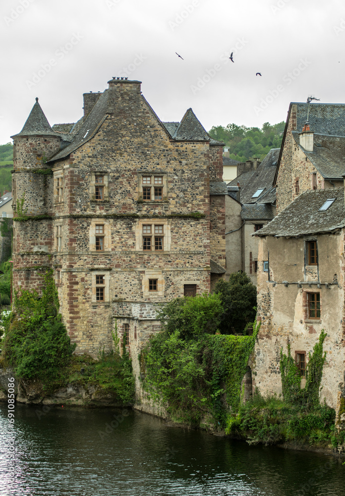 Sticker Maison-forte sur le bord du Lot à Espalion, Aveyron, France