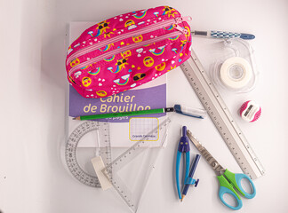 Equipement de l'écolier avec trousse et outils