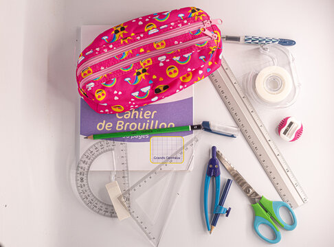 Equipement de l'&eacute;colier avec trousse et outils