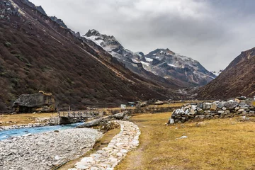 Photo sur Plexiglas Kangchenjunga Beautiful Himalayan Valley of Khambachen, Taplejung  with Tamor River from Kanchenjunga Mountain