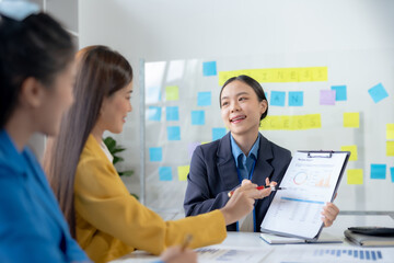 Obraz premium Team of young Asian businesswomen plan and meeting together and present marketing ideas in the office.