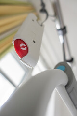Ruftaste für Pflegepersonal, Krankenschwester  im Krankenhaus, Notruf