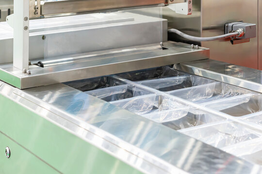 Automatic and continuous stretch film vacuum food sealing and packing machine in food industrial
