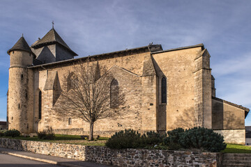 Naves (Corrèze, Limousin, France) - Vue extérieure de l'église catholique Saint-Pierre - 691126677