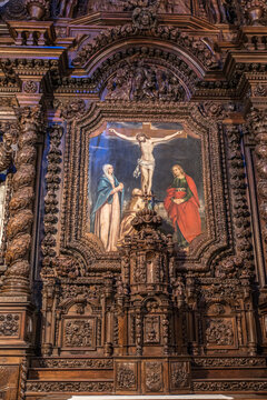 Naves (Corr&egrave;ze, Limousin, France) - Vue du retable monumental en bois sculpt&eacute; du 17&egrave; si&egrave;cle de l'&eacute;glise Saint-Pierre