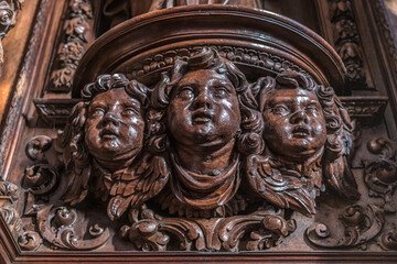 Naves (Corrèze, Limousin, France) - Vue du retable monumental en bois sculpté du 17è siècle de l'église Saint-Pierre - 691127823