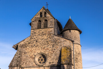 Naves (Corrèze, Limousin, France) - Vue extérieure de l'église catholique Saint-Pierre - 691127856