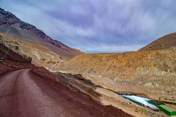 paisagem de uma estrada de terra e lindas montanhas e a represa em Cajón del Maipo e Embalse El Yeso, Chile cordilheira dos Andes, Santiago, Chile