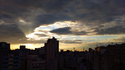 Fototapeta premium pôr-do-sol e os prédios do centro de Porto Alegre Rio Grande do Sul Brasil