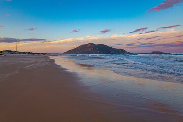 paisagem e o pôr-do-sol na Praia do Santinho Florianópolis Brasil