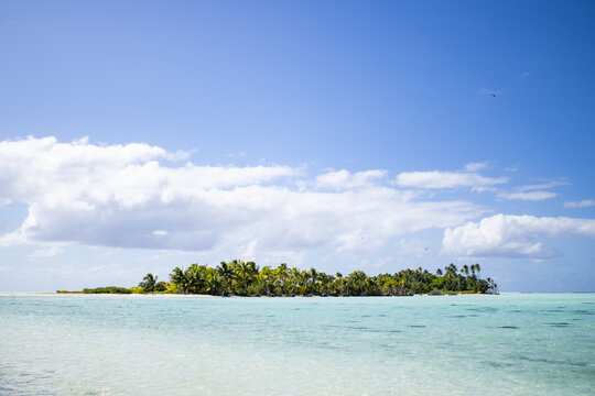 Protected Birds Island in the beautiful lagoon of Marlon Brando's atoll Tetiaroa, Tahiti, French Polynesia