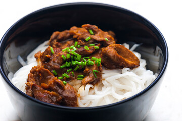 meat with sauce served with rice noodles