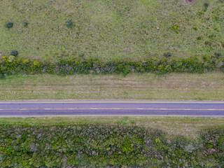 Image seen from above of a route crossing a field. Top view