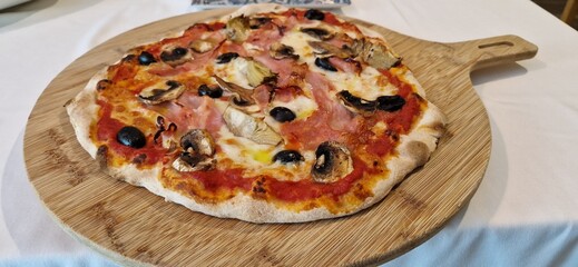 Pizza Margarita sobre tabla de madera en primer plano