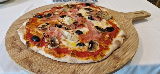 Pizza Margarita sobre tabla de madera en primer plano