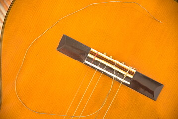 kaputte Gitarrensaite - Zupfinstrument