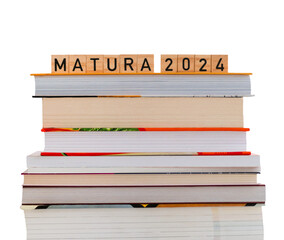 Matura 2024 - napis z drewnianych kostek, ułożony na książkach, maj, egzamin maturalny. PNG wycięte tło