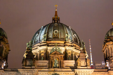 Detailaufnahme der Kuppel des Berliner Doms bei Nacht, im Hintergrund die Antenne des Fernsehturms © philipk76