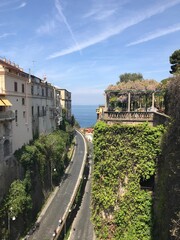 Carretera en la costa amalfitana, nápoles, italia