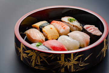 漆塗りの木桶に入った美味しそうな寿司